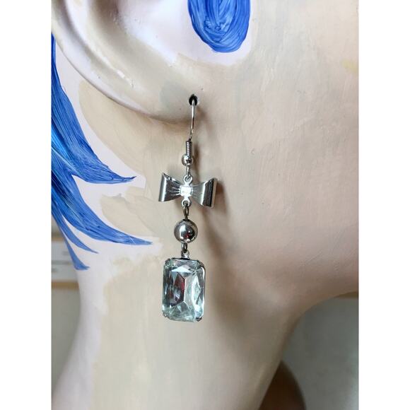 Vintage Silvertone Rhinestone Bow Earrings - Picture 9 of 11
